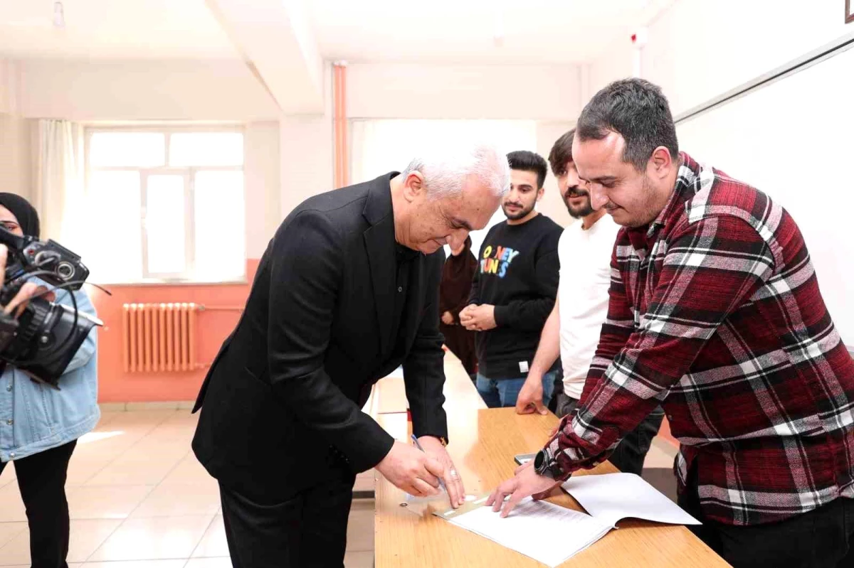 Muş Valisi Avni Çakır, seçimin huzur ve güven içerisinde devam ettiğini söyledi