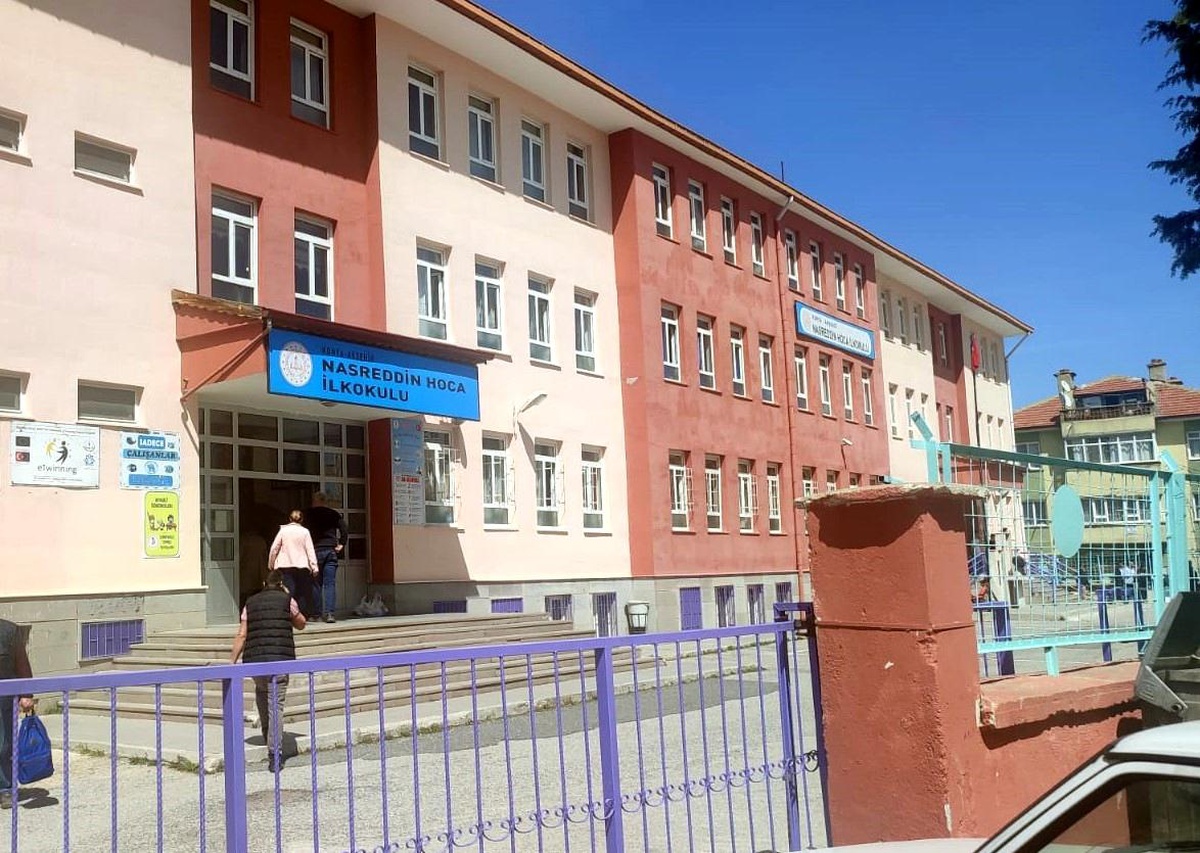 Akşehir\'de oy verme sırasında çıkan kavgada bir kişi bıçaklandı