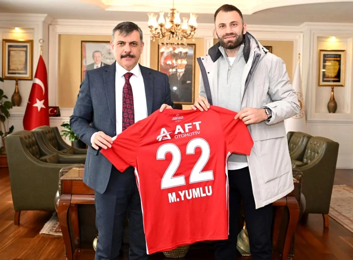 Erzurumspor Kaptanı Mustafa Yumlu, Vali Mustafa Çiftçi\'yi ziyaret etti
