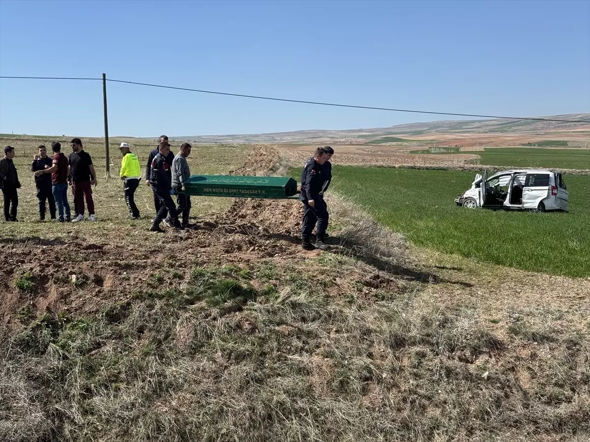 Nevşehir\'de hafif ticari araç devrilmesi: 1 ölü, 2 yaralı