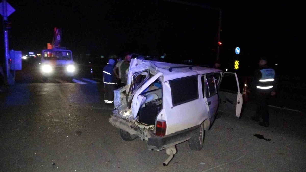 Manavgat\'ta Kırmızı Işıkta Duran Otomobile Kamyon Çarptı