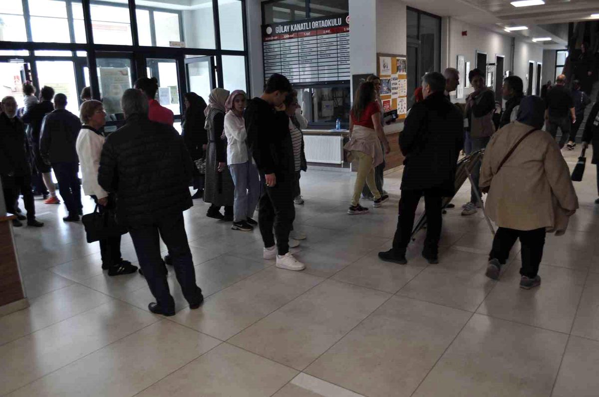 Eskişehir\'de Oy Kullanmak İçin Okullara Yoğunluk
