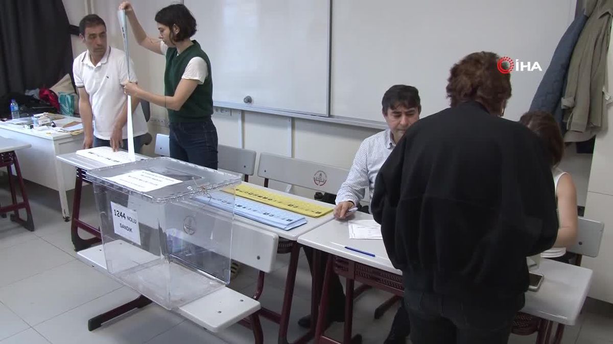 İstanbul\'da oy pusulalarının sayısı yoğunluğa neden oldu