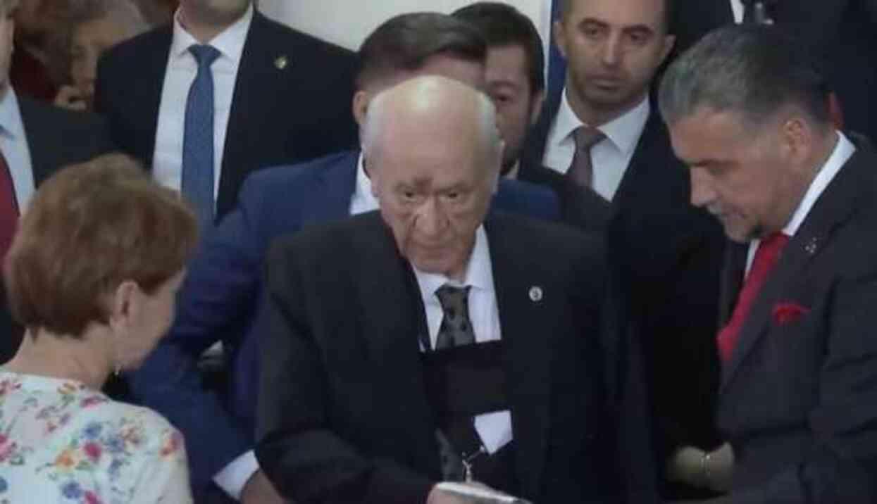 Oyunu Ankara'da kullanan Bahçeli'nin yüzündeki morluk ve şişlikler dikkat çekti