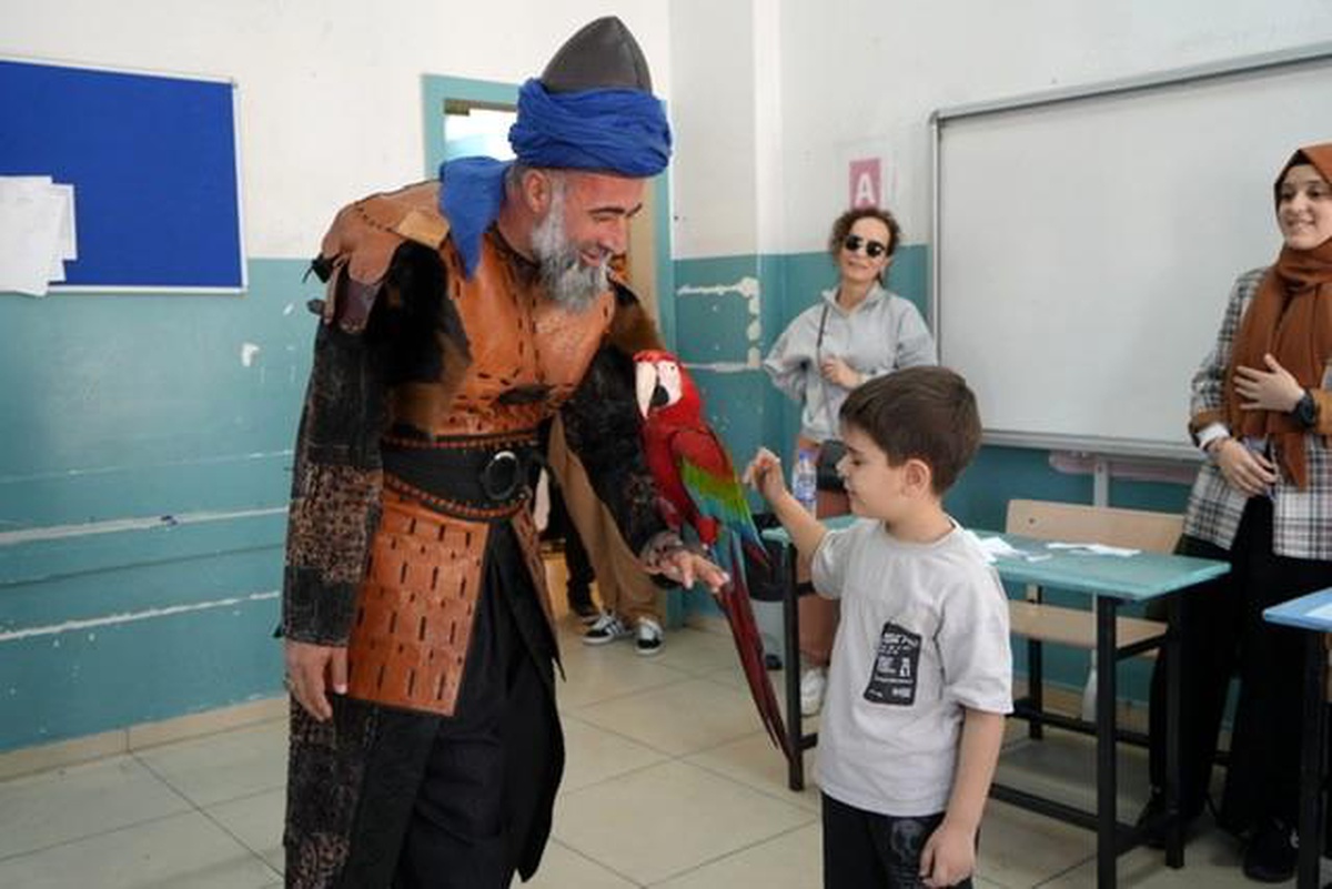Esenyurt\'ta Vatandaş, Papağanıyla Birlikte Oy Kullandı