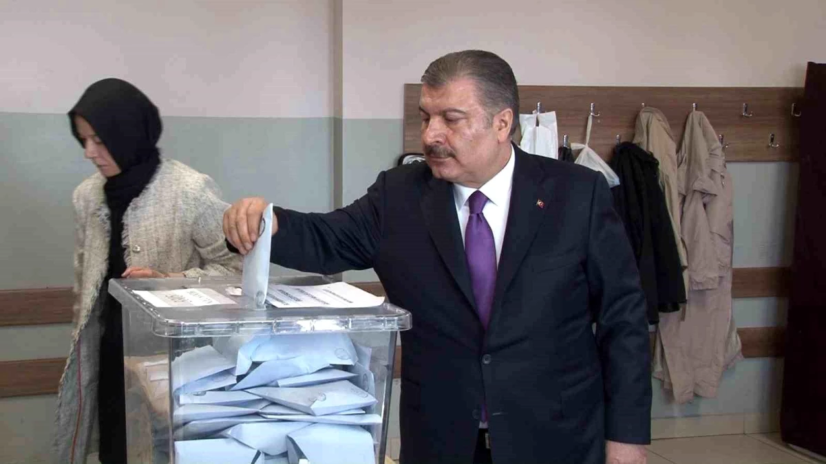 Sağlık Bakanı Fahrettin Koca, Üsküdar\'da oy kullandı
