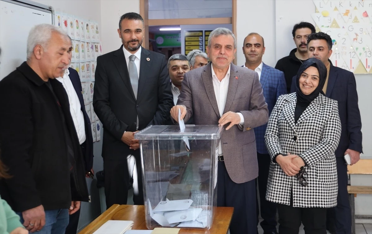 Şanlıurfa Büyükşehir Belediye Başkanı Zeynel Abidin Beyazgül, oy kullandı