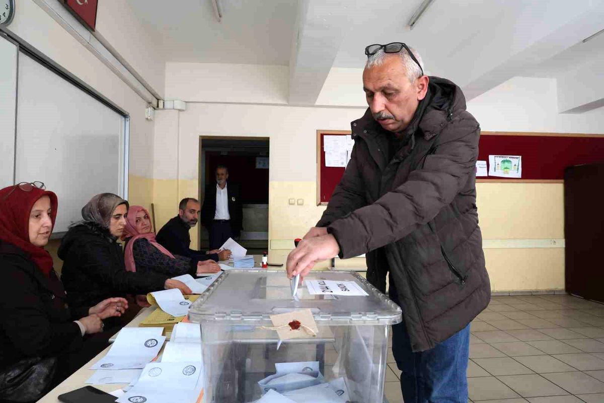 Elazığ\'da İcadiye Mahallesi\'nde tek aday olarak seçime giren muhtar, muhtarlığını ilan etti
