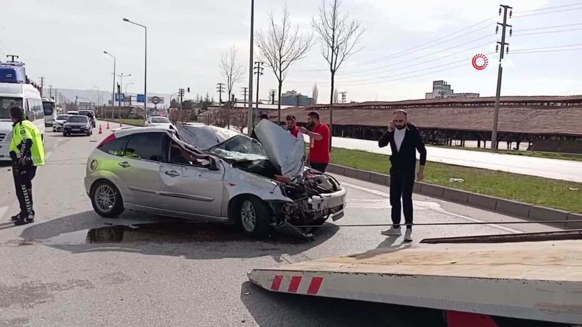 Seyir halindeki otomobil kamyonete çarptı: 1 yaralı