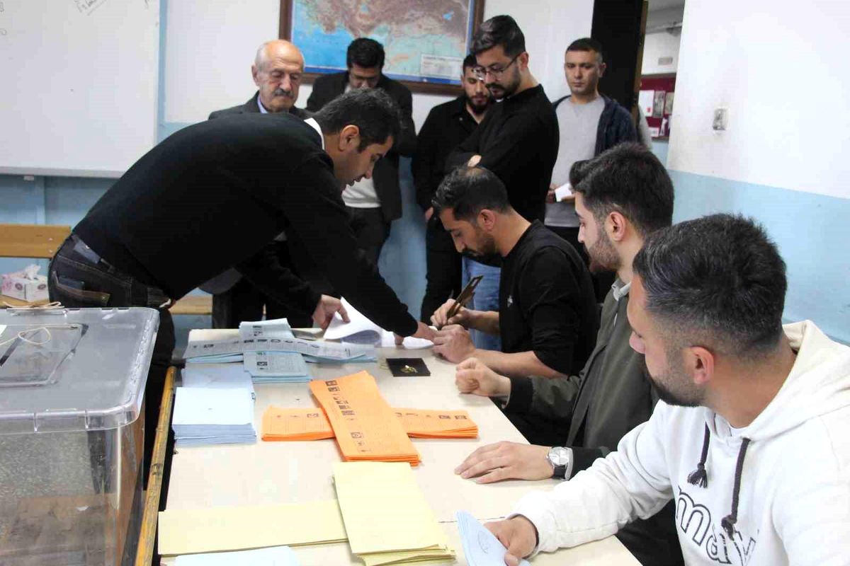 Şırnak\'ta Mahalli İdareler Genel Seçimleri Başladı