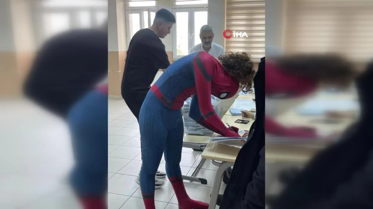 Spiderman Kıyafetiyle Oy Kullanan Genç Görenleri Şaşırttı
