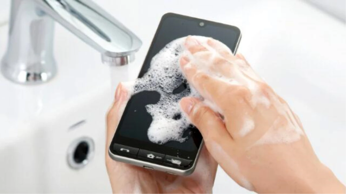Sharp\'ın özel yaşlı telefonu Basio Active 2 suya ve sabuna dayanıklı
