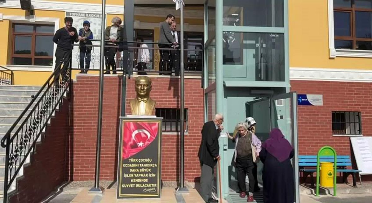 Bursa\'da yaşlı seçmenlere engelli asansörleriyle oy verme kolaylığı