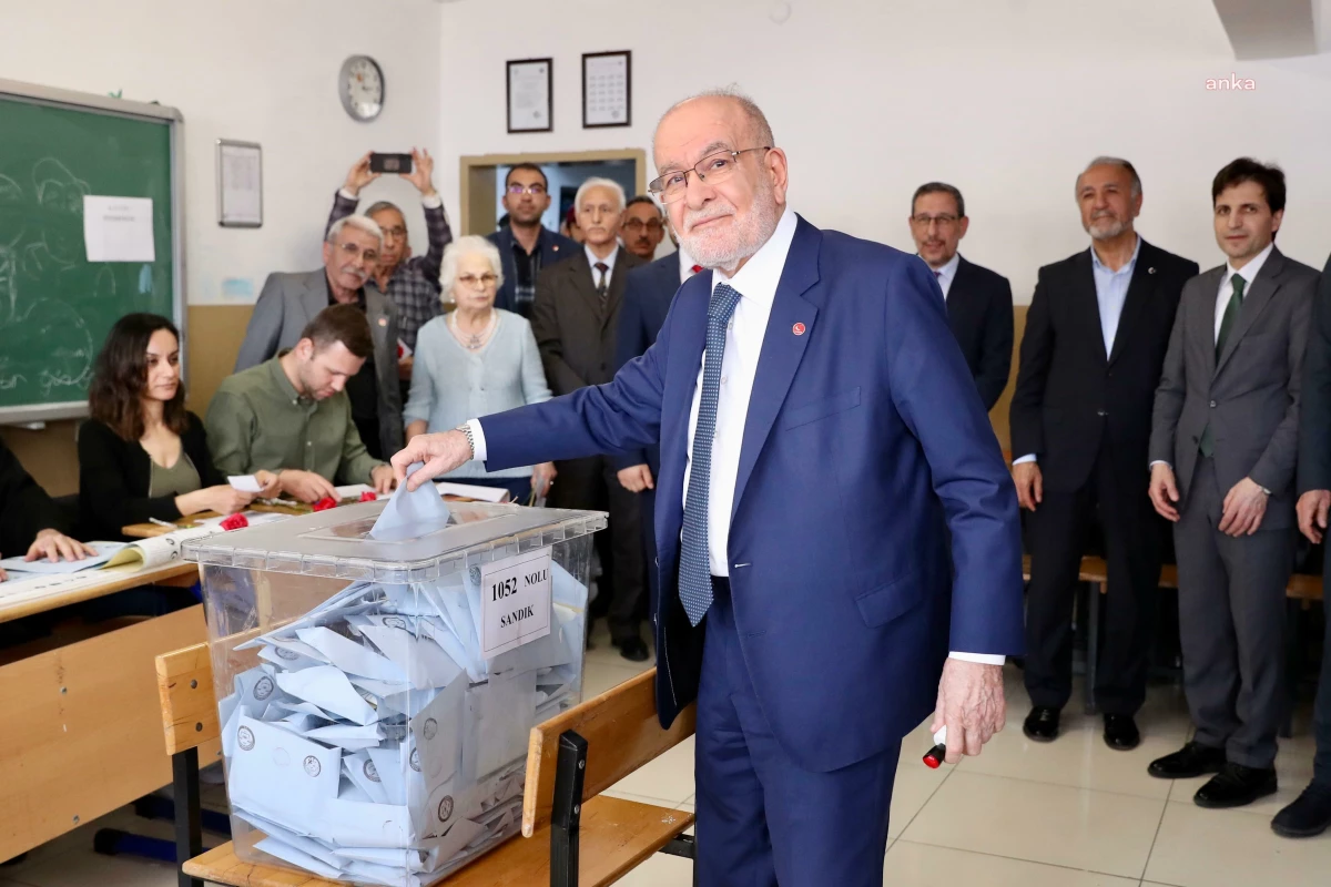 Saadet Partisi Genel Başkanı Temel Karamollaoğlu, Çankaya Lisesi\'nde oy kullandı