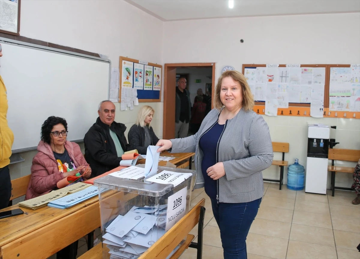 Uşak Valisi Turan Ergün, oy kullanmak için okula gitti