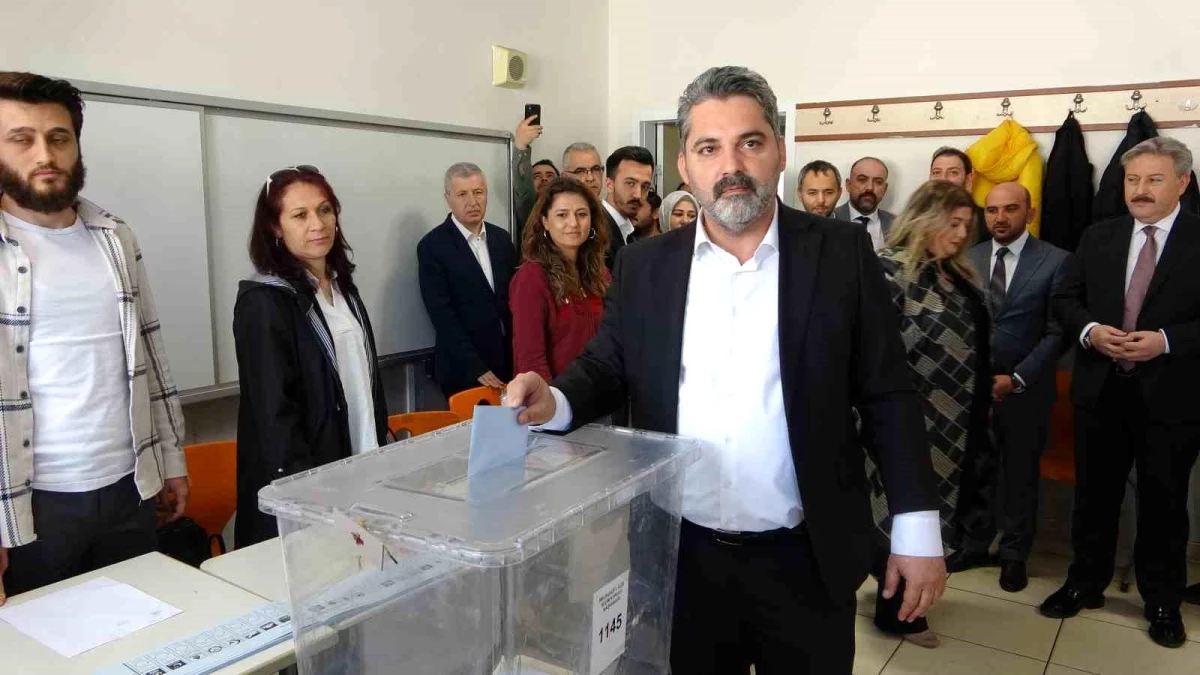 AK Parti Kayseri Milletvekili ve İl Başkanı aynı okulda oylarını kullandı