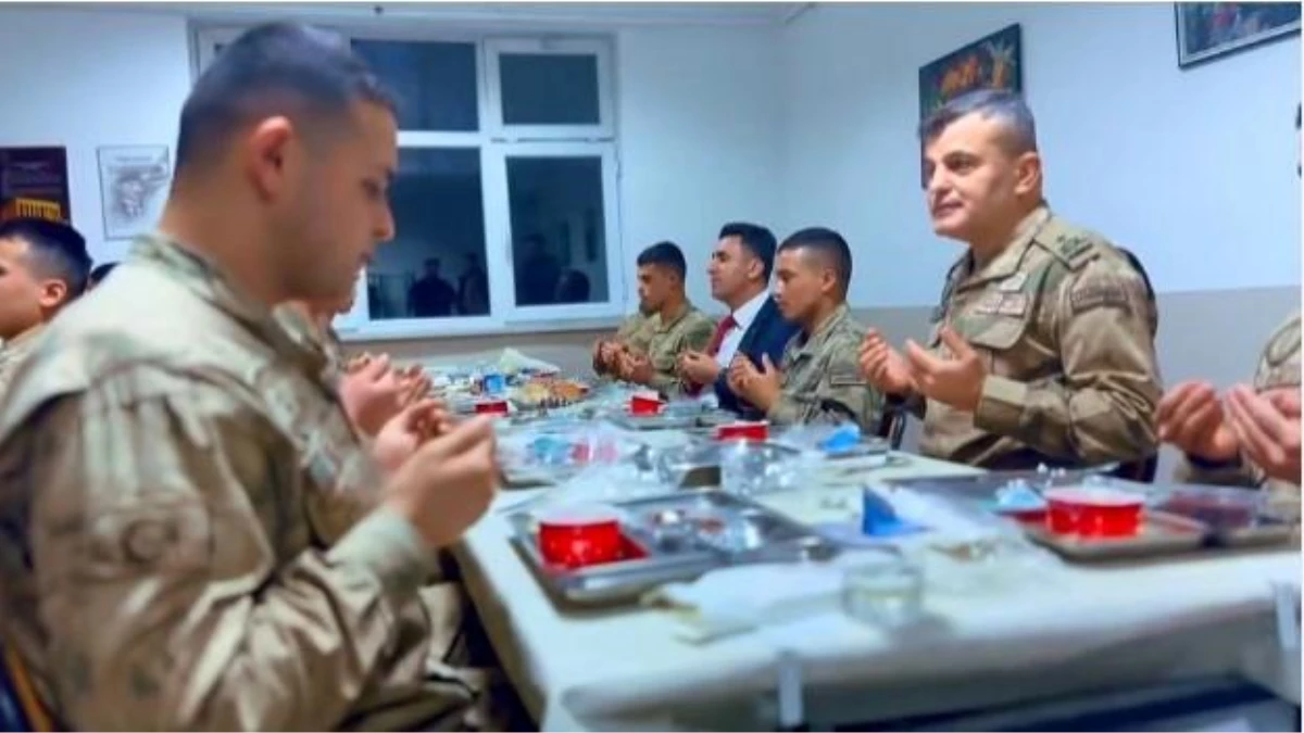 Bilecik Valisi Şefik Aygöl, Söğüt Jandarma Ulaştırma Eğitim Merkez Komutanlığı\'nda askerlerin aileleriyle görüştü