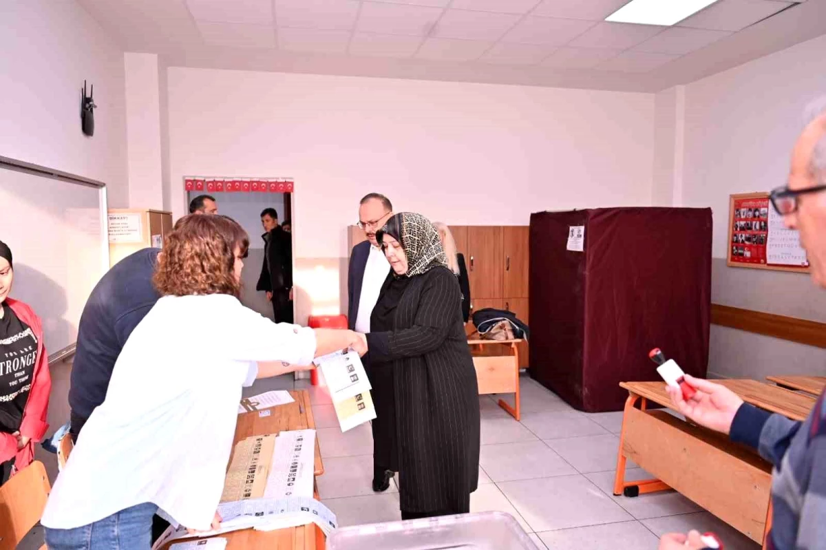 Aydın Valisi Yakup Canbolat, oy kullanarak seçimlere destek verdi