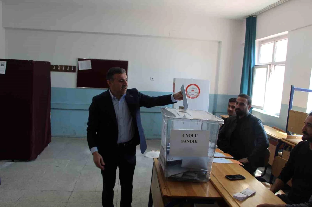 Şırnak Valisi ve Belediye Başkanı oylarını kullandı