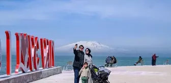 Van'da vatandaşlar oy kullandıktan sonra Van Gölü sahiline gitti