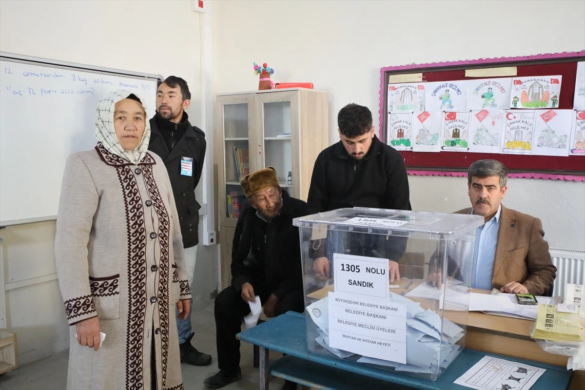 Kırgızlar, yöresel kıyafetleriyle sandıklara atlarıyla gitti