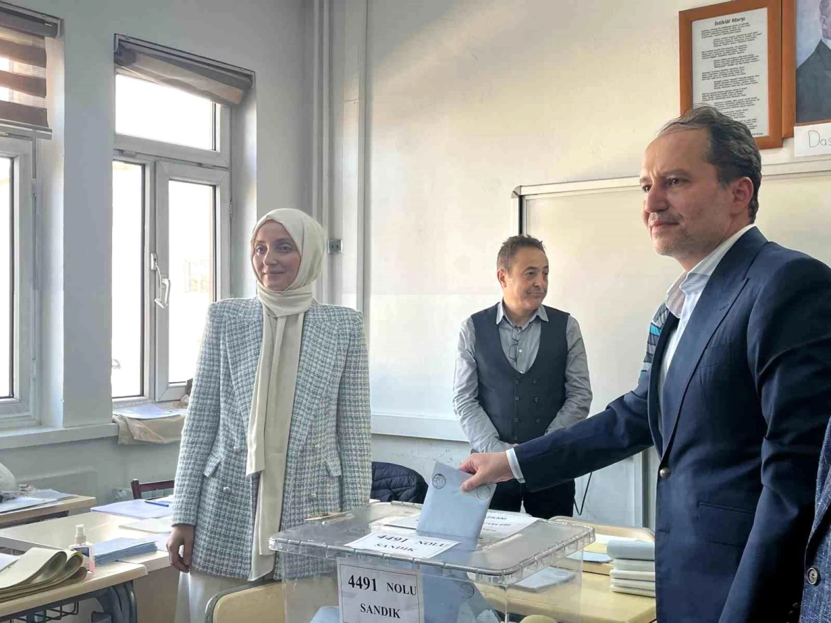 Fatih Erbakan, oy kullanmak için okula gitti