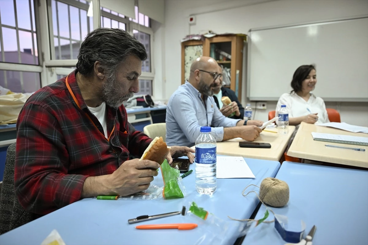 Yerel seçimlerde sandık görevlileri iftar vaktinde oy sayımına devam etti