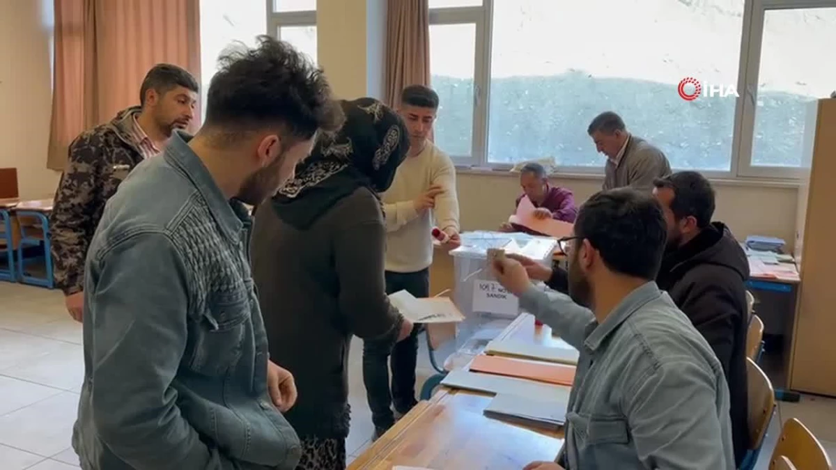 Yüksekova\'da oy kullanma işlemi başladı