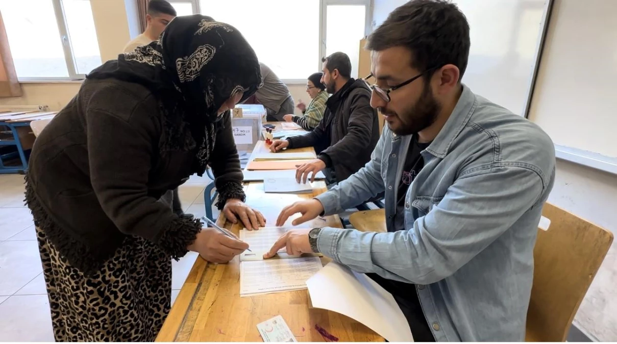 Yüksekova\'da vatandaşlar oy kullanmaya başladı