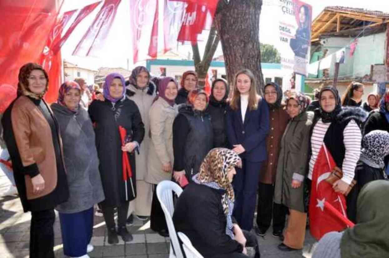 22 yaşındaki Zeynep Çelik, Türkiye'nin en genç kadın belediye başkanı oldu