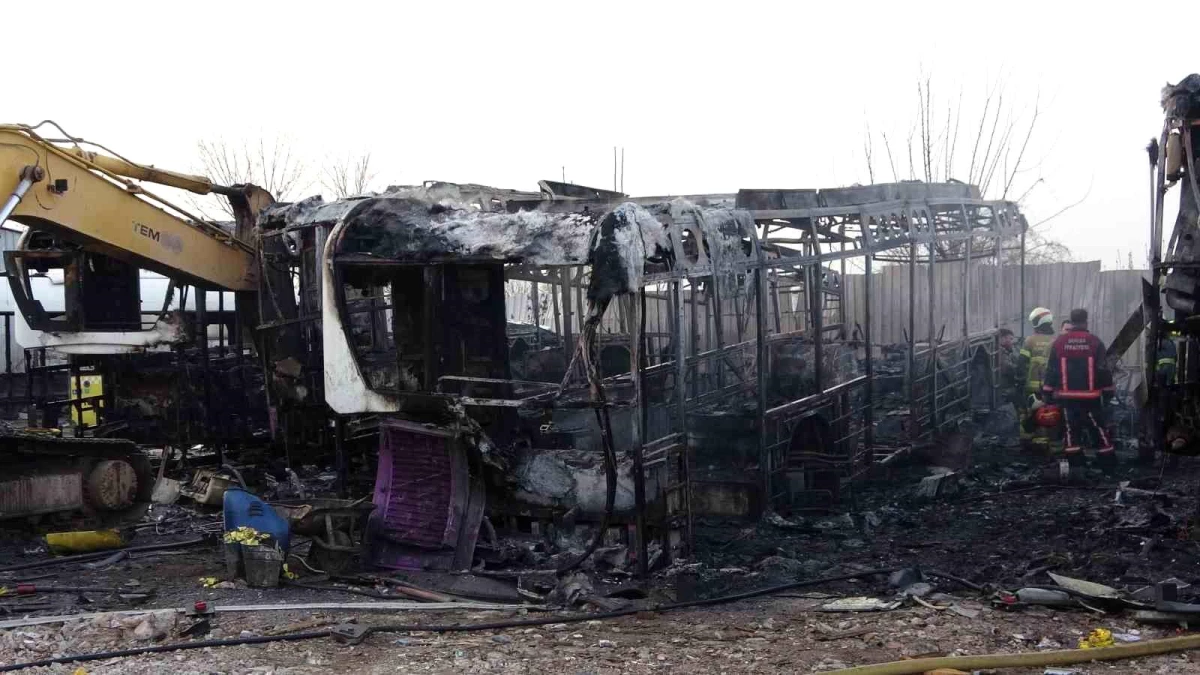 Bursa\'da Geri Dönüşüm Tesisi Yangını: 6 Otobüs Alev Alev Yandı
