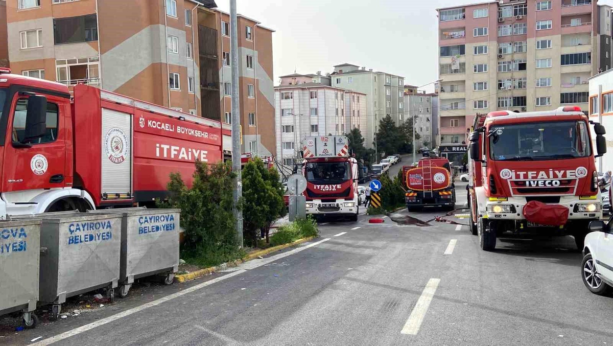 Gebze\'de 7 Katlı Apartmanın Çatı Katında Yangın
