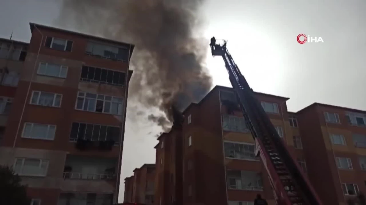 İzolasyon çalışması esnasında çıkan yangın 7 katlı apartmanın çatısını alevlere teslim etti