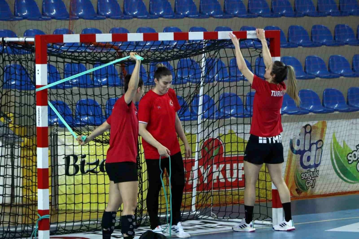 A Milli Kadın Hentbol Takımı, Türkiye-Karadağ maçı için hazırlıklarını sürdürüyor