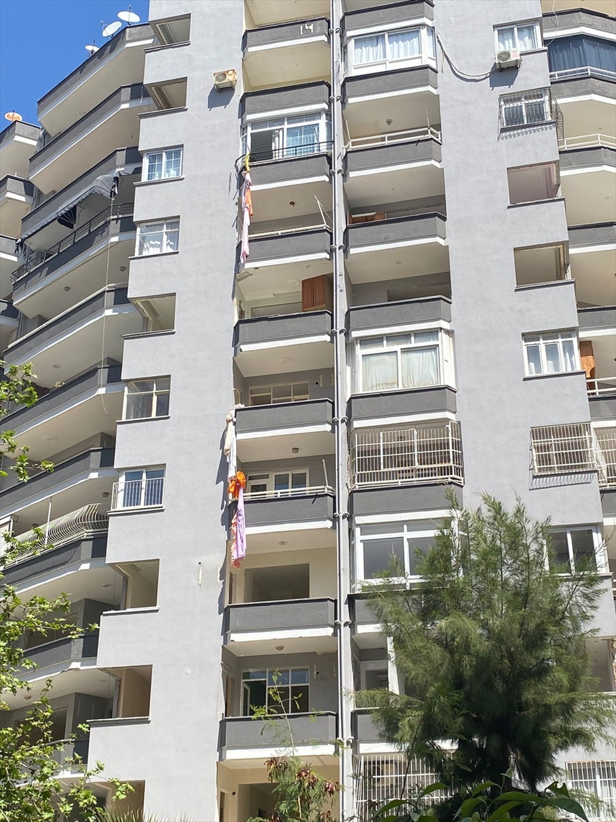 Hırsızlık Şüphelisi Çarşaf İle İnmeye Çalışırken Öldü