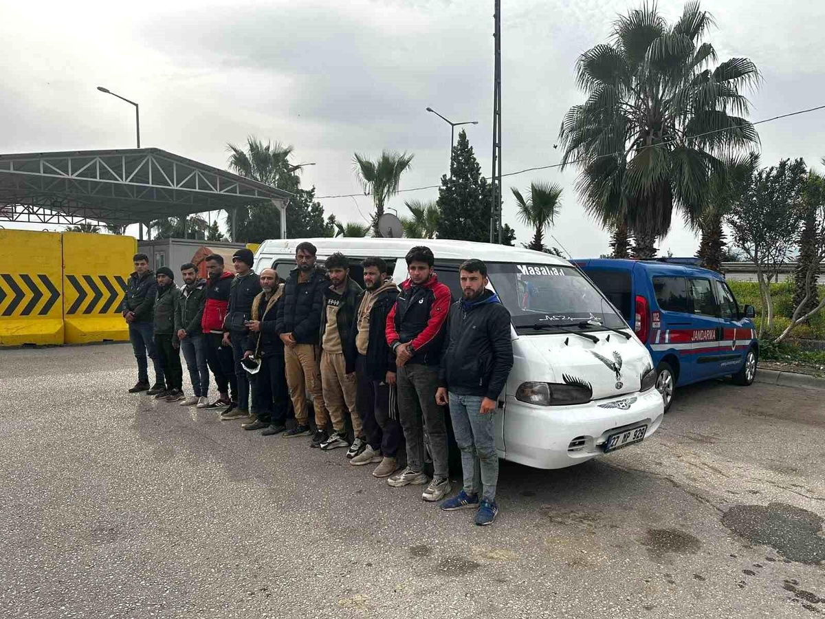 Adana\'da göçmen kaçakçılarına operasyon: 10 yabancı uyruklu şahıs yakalandı, 2 organizatör tutuklandı