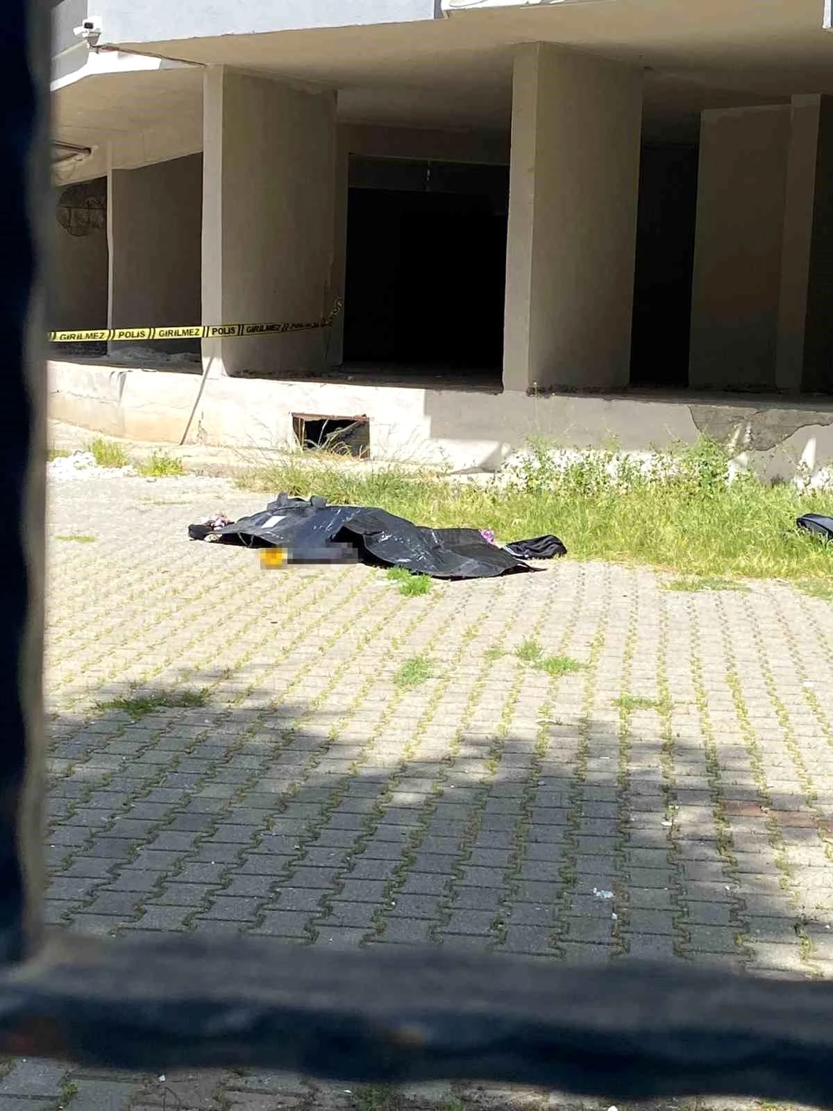 Adana\'da Hırsızlık Yapan Şahıs, Çarşaf İle İnmek İsterken Hayatını Kaybetti