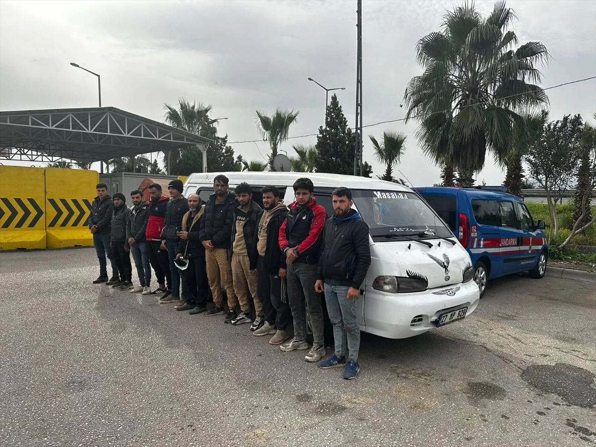 Adana\'da 10 Suriye uyruklu göçmen yakalandı, 2 şüpheli tutuklandı