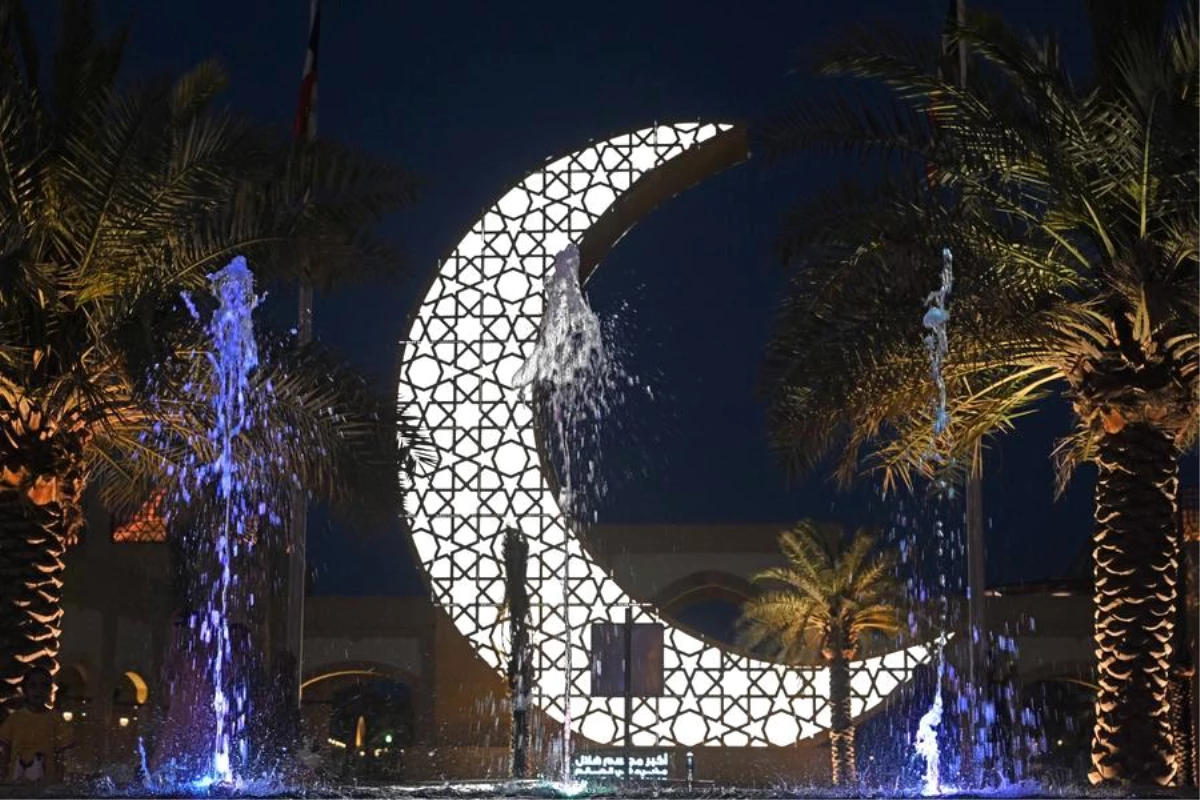 Kuveyt\'teki En Büyük Işıklandırılmış Çelik Hilal Heykeli Guinness Dünya Rekorları\'na Girdi