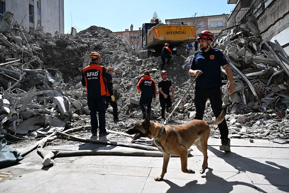 Çankaya\'da İstinat Duvarı Çöktü: İşçi Enkaz Altında