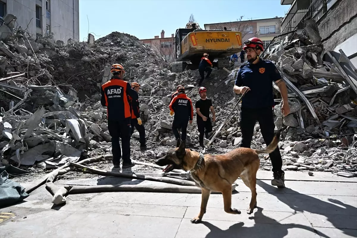 Çankaya\'da İstinat Duvarı Çöktü: İşçi Enkaz Altında