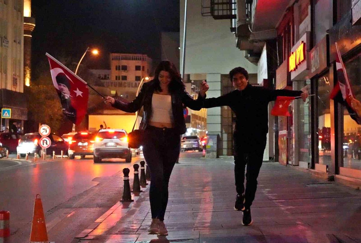 Antalya\'da CHP Seçmenleri Konvoy Yaptı