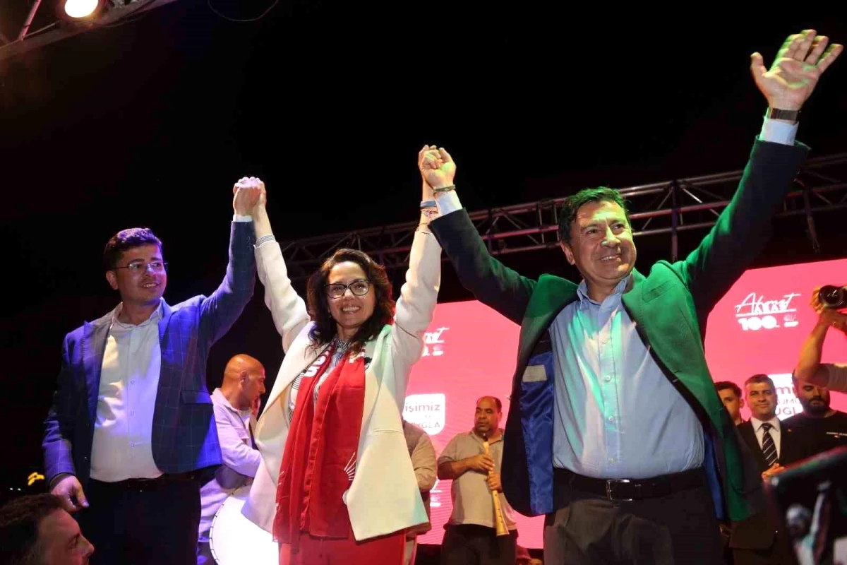 Muğla\'da Ahmet Aras ve Gonca Köksal seçim zaferini kutladılar