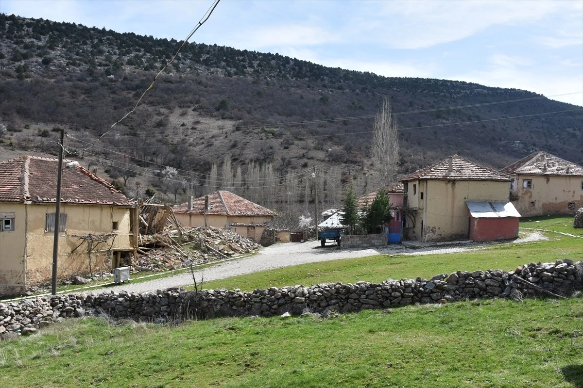 Afyonkarahisar\'ın Sandıklı ilçesindeki Asmacık köyünün 30 yıllık muhtarı yeniden seçildi