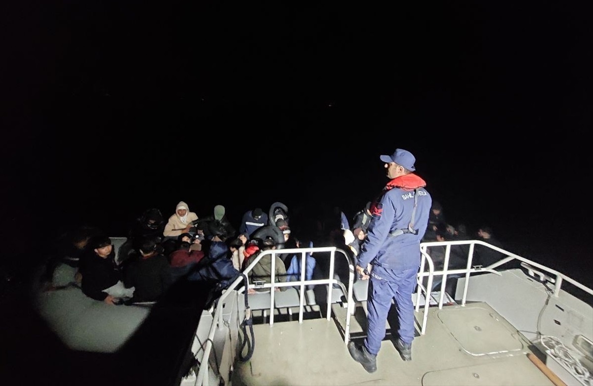 Ayvalık açıklarında Midilli\'ye gitmeye çalışan 60 düzensiz göçmen yakalandı