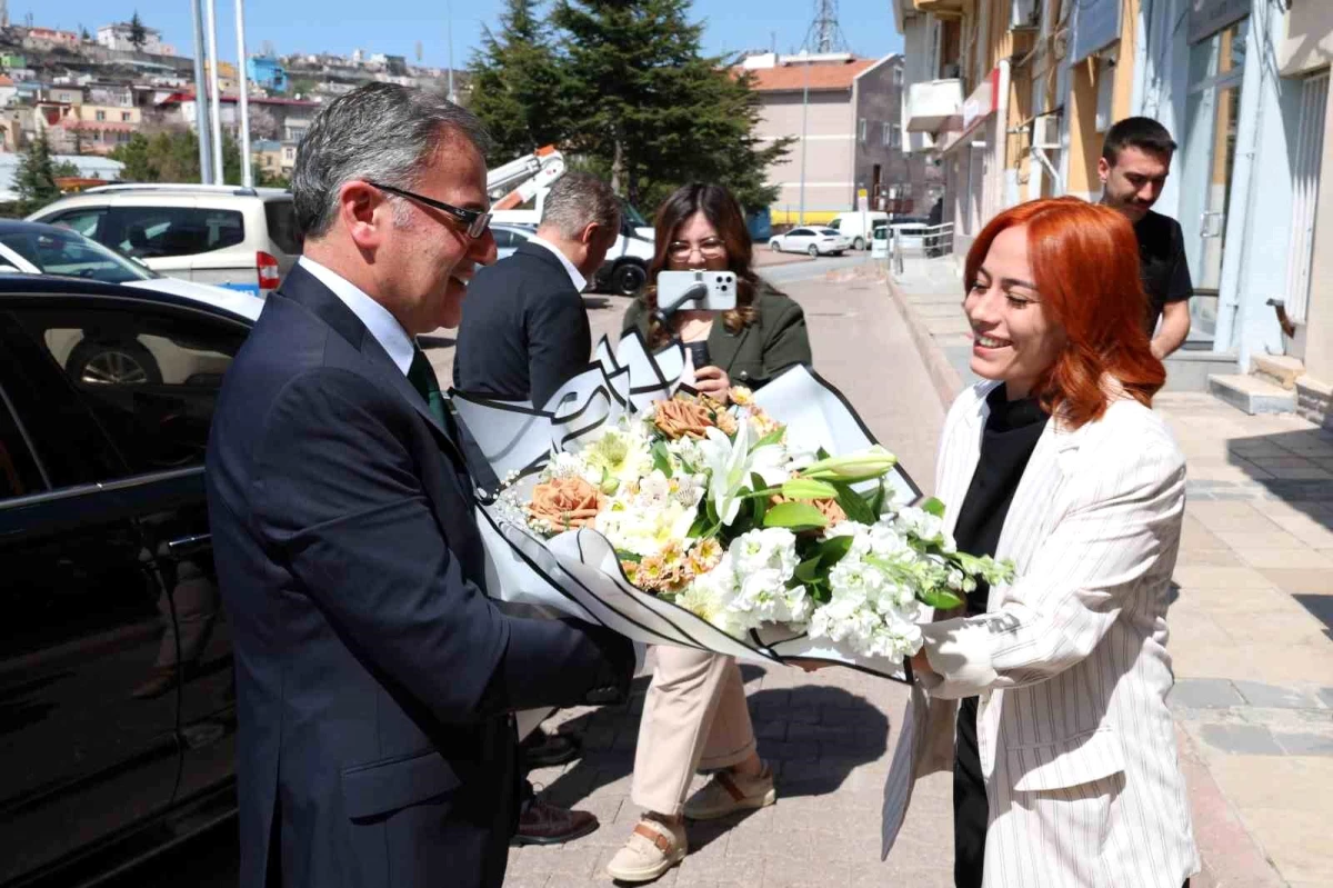 Hacılar Belediye Başkanı Bilal Özdoğan Çiçeklerle Karşılandı
