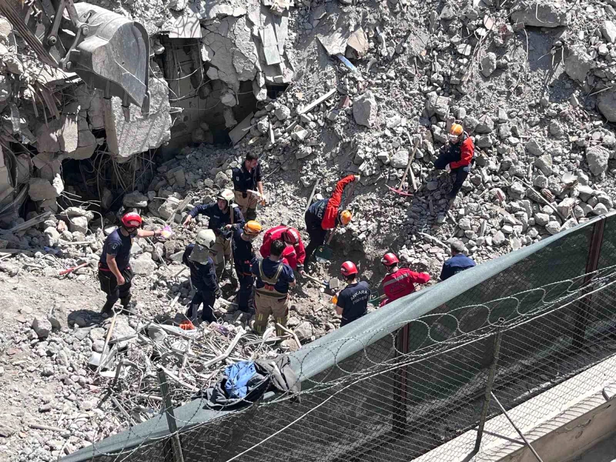 Ankara\'da yıkım sırasında istinat duvarı çöktü, bir kişi enkaz altında kaldı