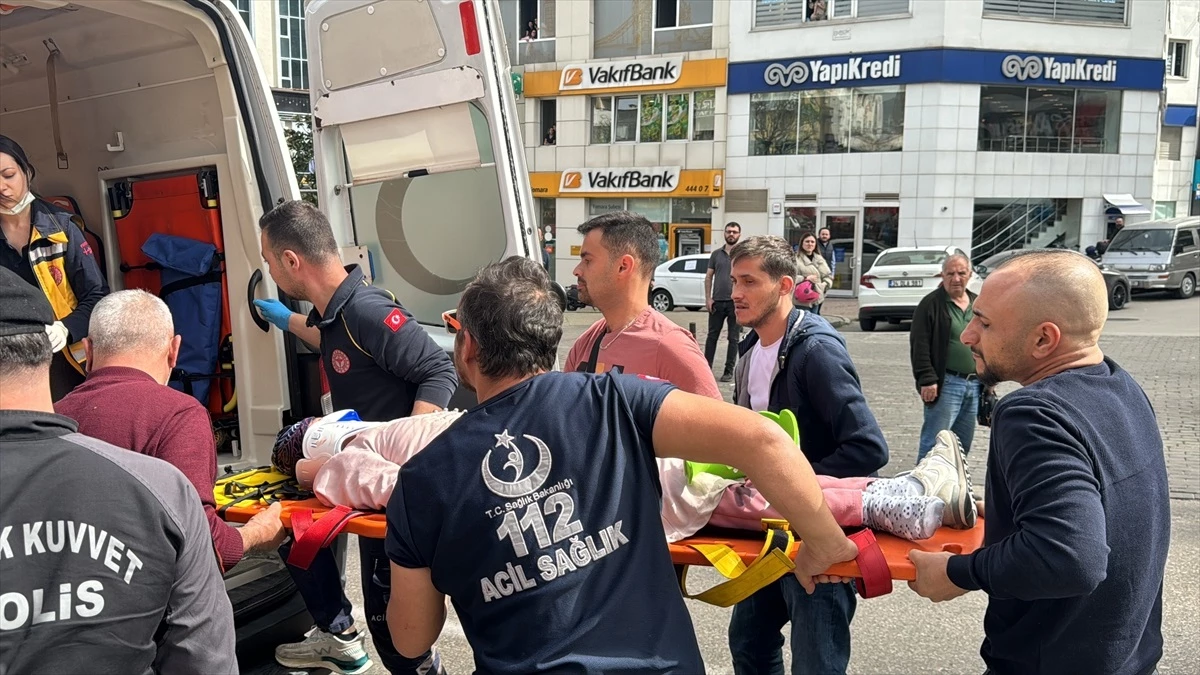 Bursa\'da Yaya Geçidinde Kaza: Anne ve İki Çocuğu Ağır Yaralandı