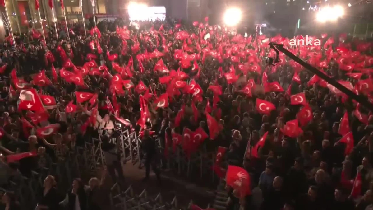 CHP Genel Merkezi Önünde Kutlamalar Başladı