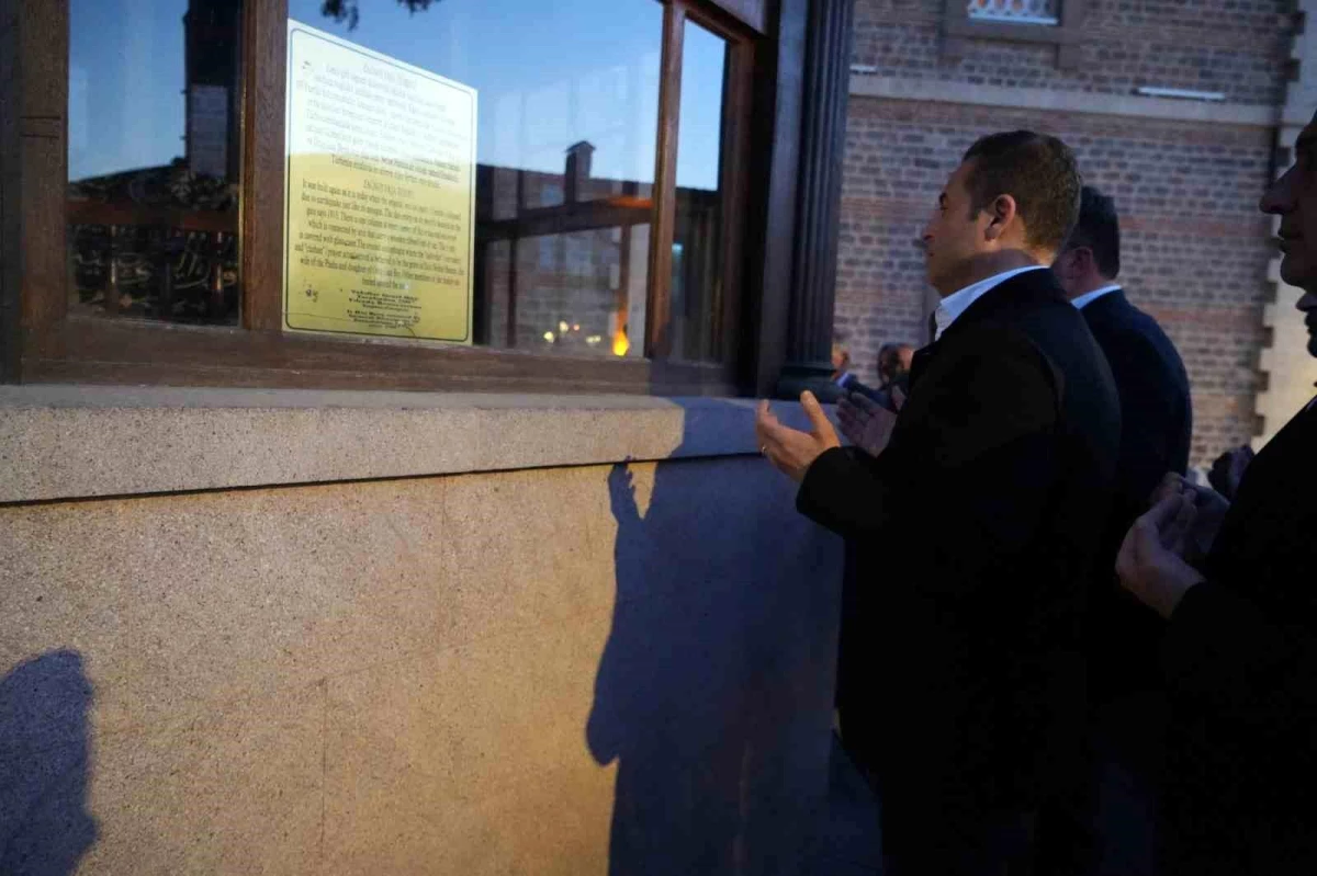 Ahmet Akın, zaferin ardından camide şükür duası yaptı